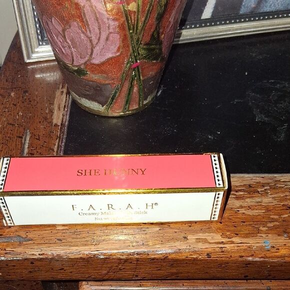 F.A.R.A.H Creamy Matte Lipstick SHE HUNNY NEW IN BOX - Picture 1 of 1